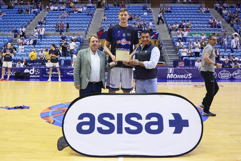 ASISA entrega a Artem Pustovyi el premio como ‘Jugador más Saludable’ del Obradoiro