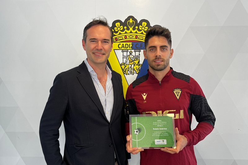 ASISA entrega a Rubén Sobrino el premio como ‘Jugador más Saludable’ del Cádiz CF