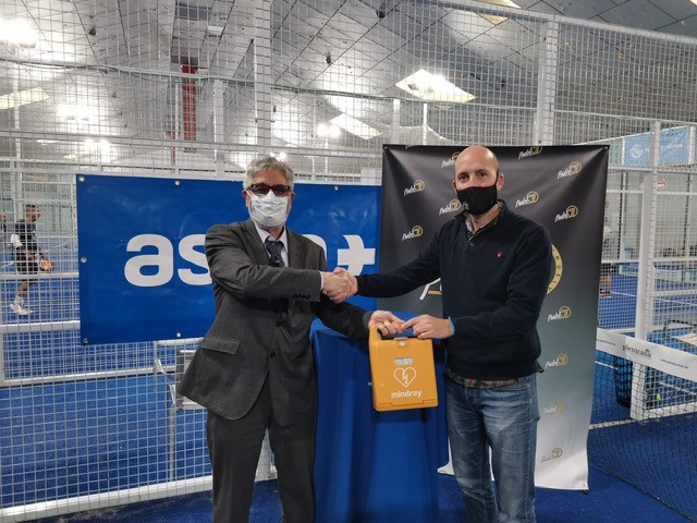 ASISA hace entrega de un desfibrilador al Club de Pádel7 de Huelva