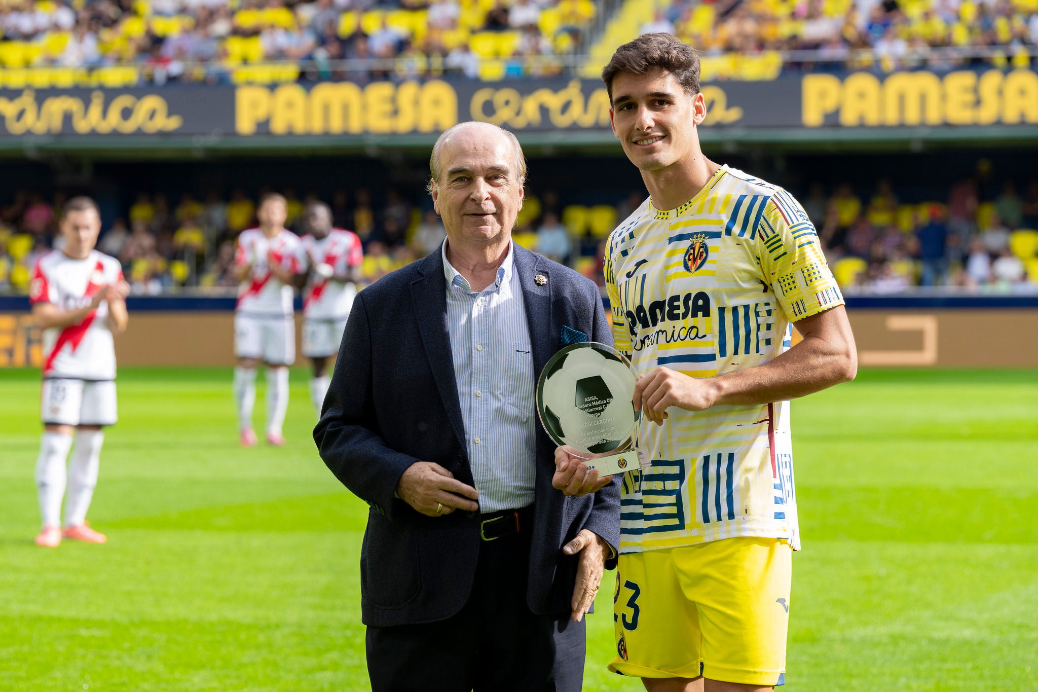 Sergi Cardona recibe el galardón al ‘Jugador más Saludable’ del Villarreal CF de manos del Dr. Javier Gómez-Ferrer, consejero de Lavinia-ASISA y delegado de la compañía en Castellón.