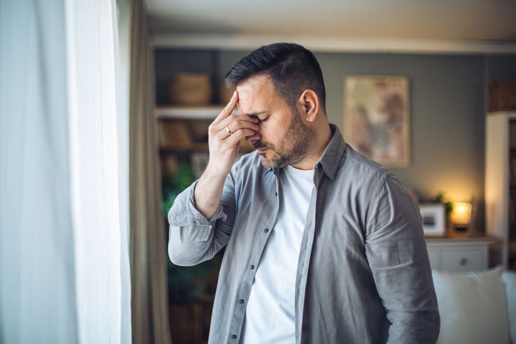 hombre preocupado