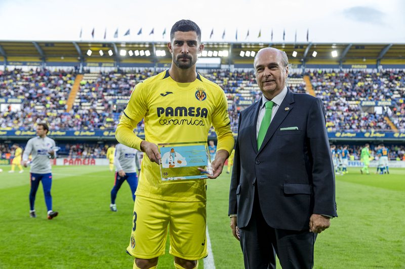 ASISA entrega a Álvaro González el premio como ‘Jugador más Saludable’ del Villarreal CF