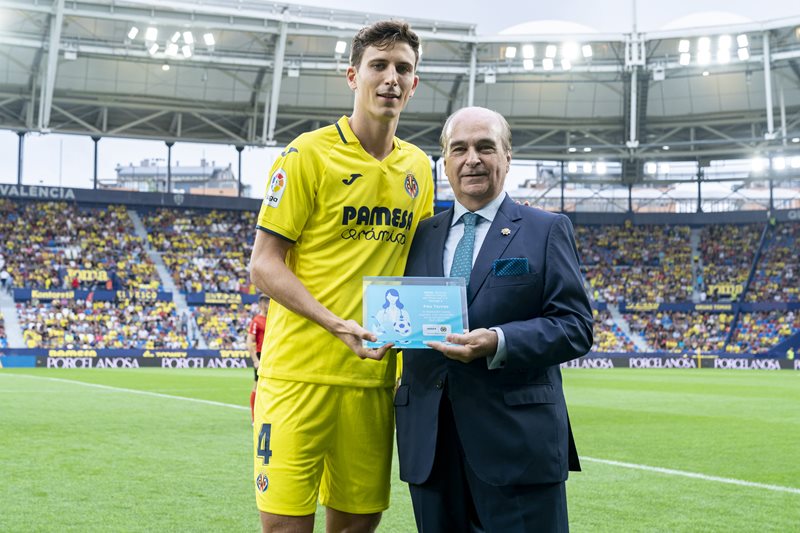 ASISA entrega a Pau Torres el premio como ‘Jugador más Saludable’ del Villarreal CF