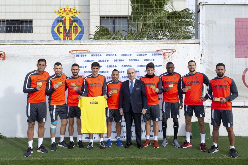 ASISA entrega su tarjeta sanitaria a  los nuevos jugadores del Villarreal CF