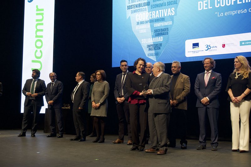 ASISA recibe un premio de Ucomur  por su trayectoria cooperativa en Murcia  durante más de 35 años 