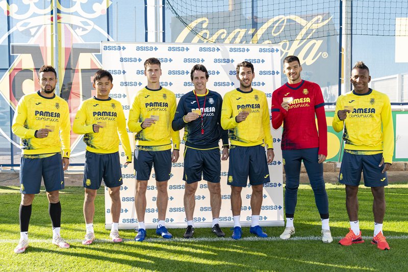 ASISA entrega sus tarjetas sanitarias a los nuevos jugadores y técnicos del Villarreal CF