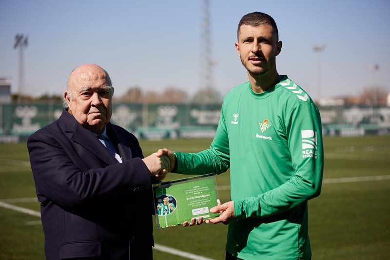 ASISA entrega a Guido Rodríguez el premio como ‘Jugador más Saludable’ del Real Betis