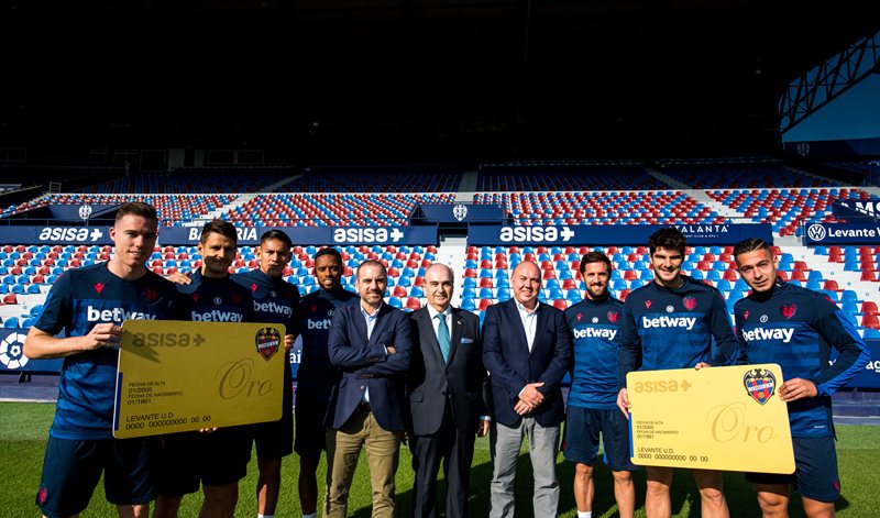 ASISA entrega sus tarjetas sanitarias a los nuevos jugadores del Levante UD