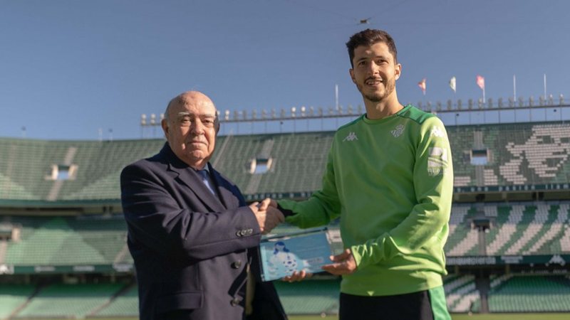 ASISA entrega a Guido Rodríguez el premio como "Jugador más Saludable" del Real Betis 