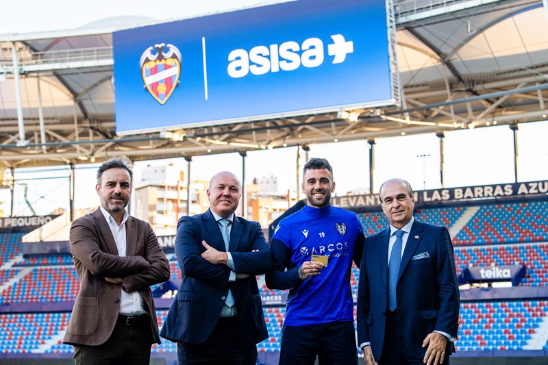 ASISA entrega sus tarjetas sanitarias a los nuevos jugadores del Levante UD