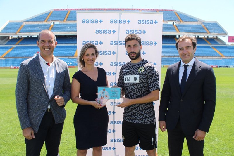 ASISA entrega a Diego Benito el premio como ‘Jugador más Saludable’ del Hércules CF