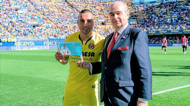ASISA entrega a Santi Cazorla el premio como ‘Jugador más Saludable’ del Villarreal CF
