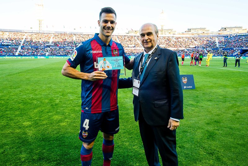 ASISA entrega a Róber Pier el premio como ‘Jugador más Saludable’ del Levante UD