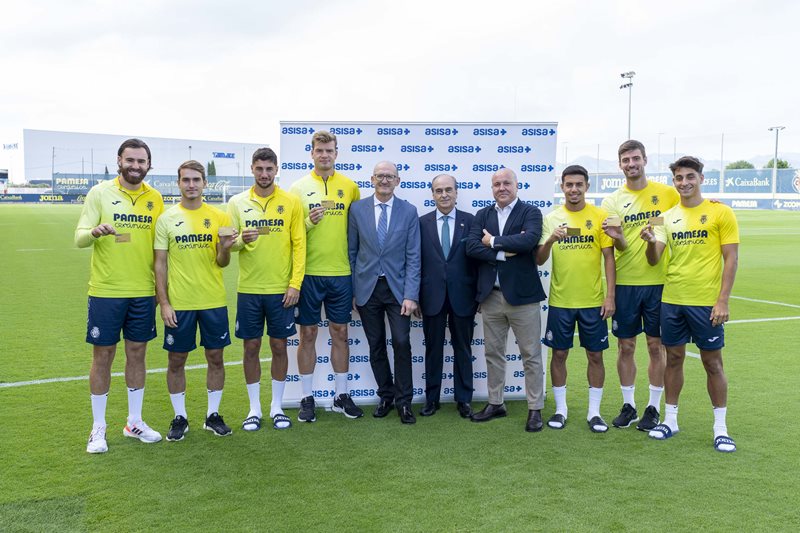 ASISA entrega sus tarjetas sanitarias a los nuevos jugadores del Villarreal CF