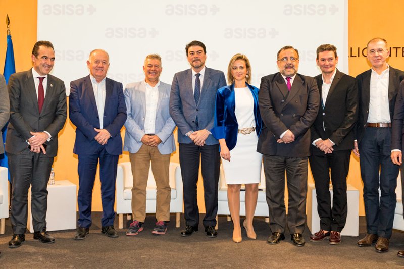 Fundación ASISA recibe a Jorge Crivillés en Alicante tras convertirse en el primer español que logra los “Siete Océanos” 